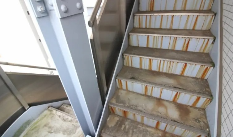 錆びた外階段